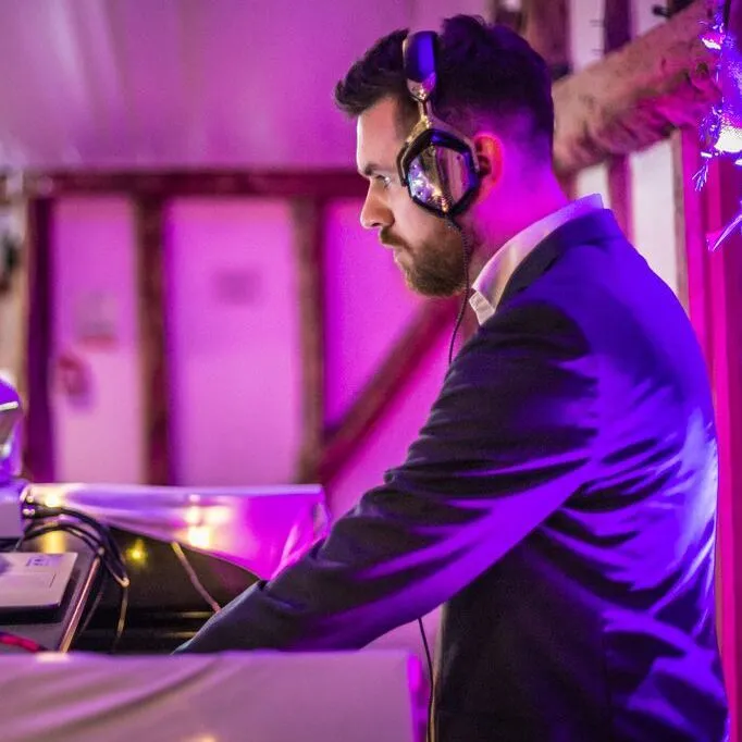 Bruiloft DJ William West draait live op een stijlvol avondfeest