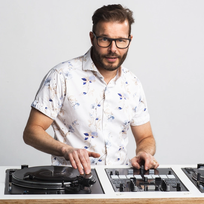 Vinyl DJ Buddy Ventura draait op draaitafels tijdens een event